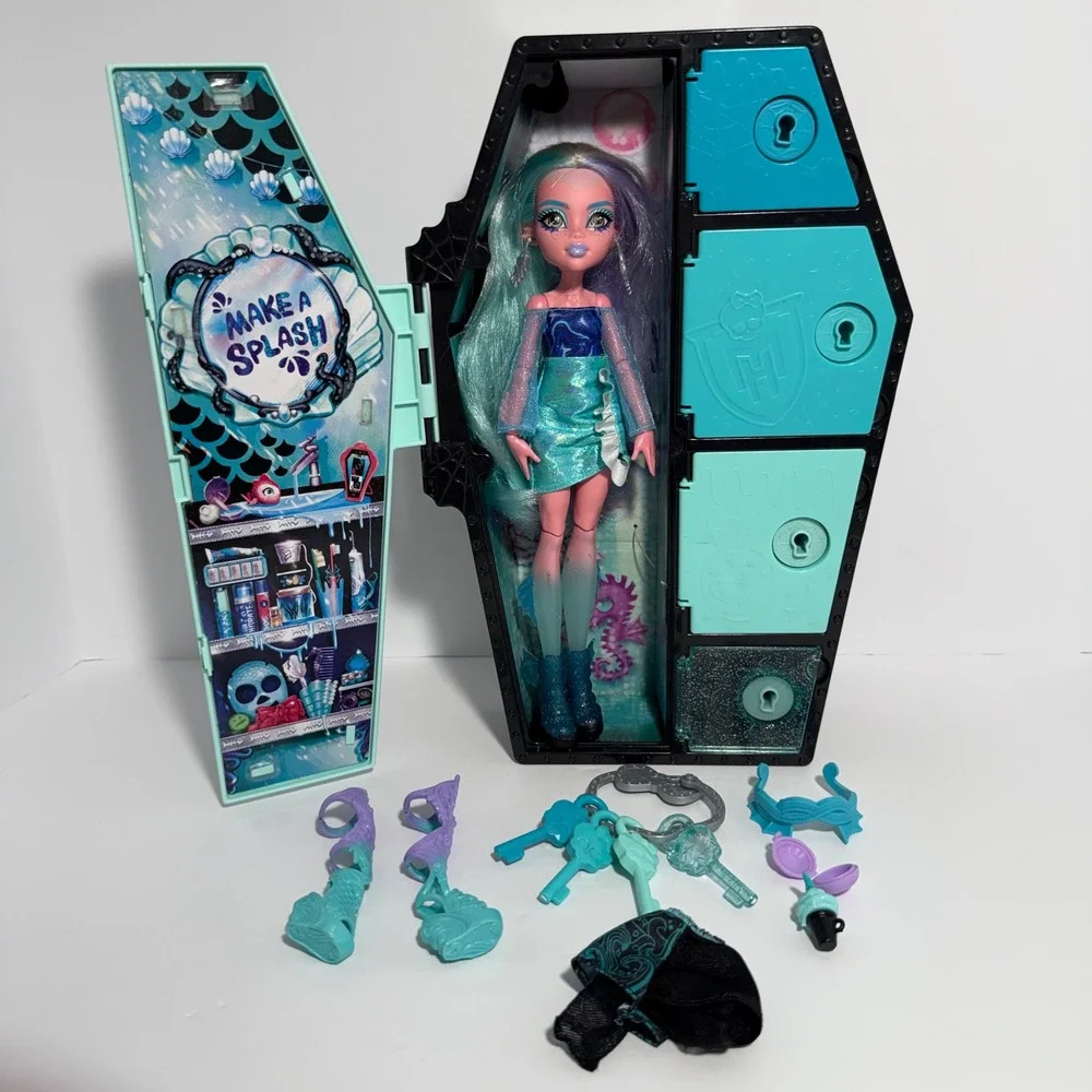 Monster High Lagoona Blue Skulltimate Secrets Fearidescent w Coffin Case